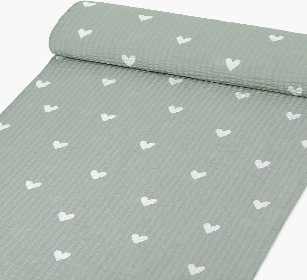 Goldea pamut krepp anyag - szívecskék, zsálya színű alapon 160 cm