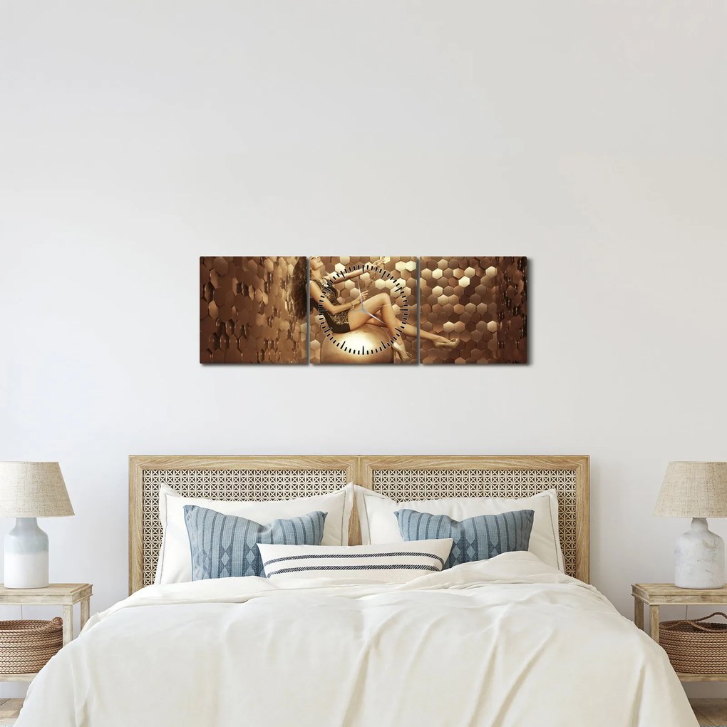 Egy nő képe egy arany szobában (órával) (90x30 cm)
