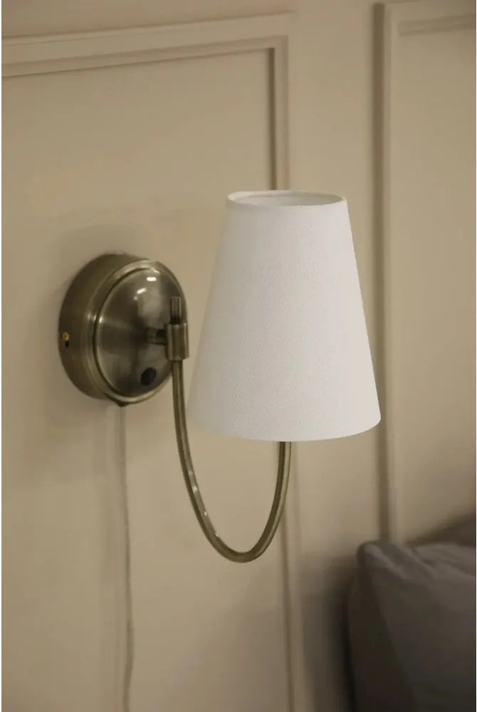 Fehér-sárgaréz színű konnektorhoz csatlakoztatható fali lámpa Amar – Markslöjd