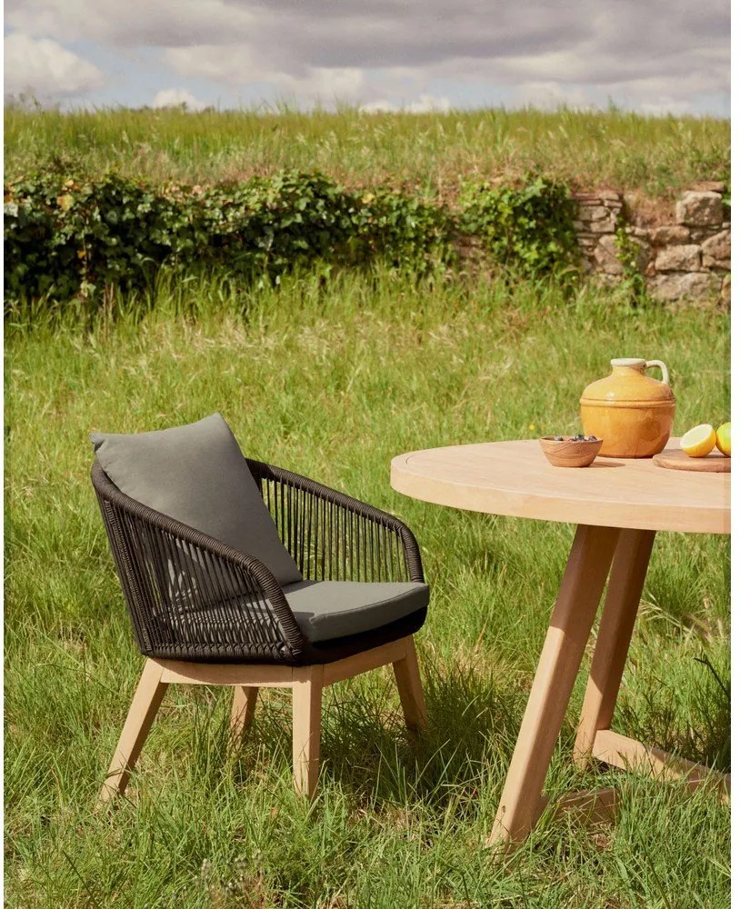 Fekete tömörfa kerti fotel Portalo – Kave Home