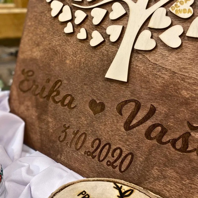 Fából készült esküvői vendégkönyv fával és szívekkel - személyre szabott esküvői dekoráció