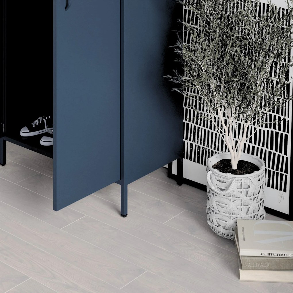 Ruhásszekrény fém loft stílusú lábakon sötétkék, 800x1850x450 mm: FLAVIO Modern