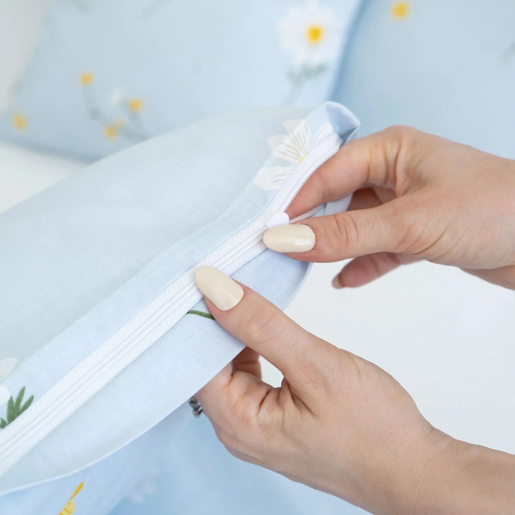 Goldea pamut ágyneműhuzat - kamilla virágok világoskék alapon 220 x 200 és 2db 70 x 90 cm