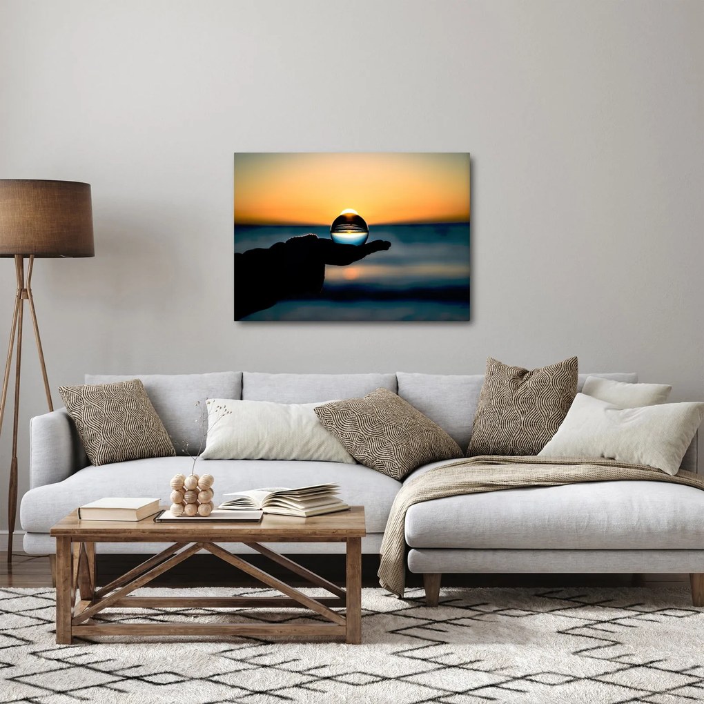 Vászonkép - Üveggolyó a tenyérben (70x50 cm)