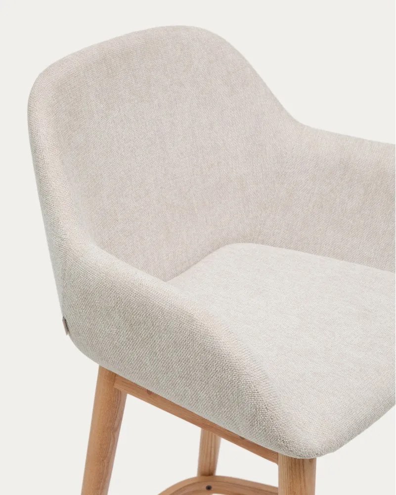 Bézs kárpitozott karfás bárszék (ülésmagasság 66 cm) Konna – Kave Home
