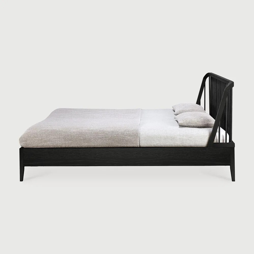Dizájnos tölgyfa ágy Spindle bordás ágytámlával, 180 x 200 cm, fekete - Ethnicraft