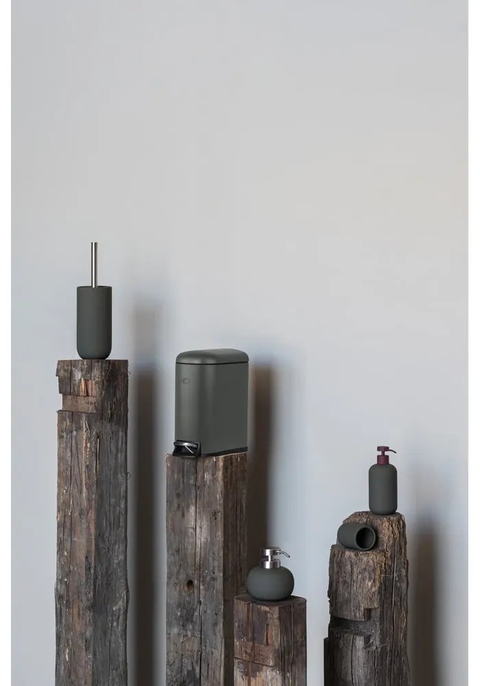 Sötétzöld kerámia WC-kefe Lotus Play – Mette Ditmer Denmark