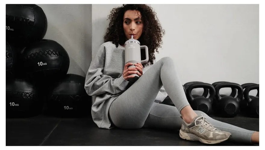 Világosszürke rozsdamentes acél termosz szívószállal 1,18 l Quencher H2.0 FlowState Tumbler Ash – Stanley