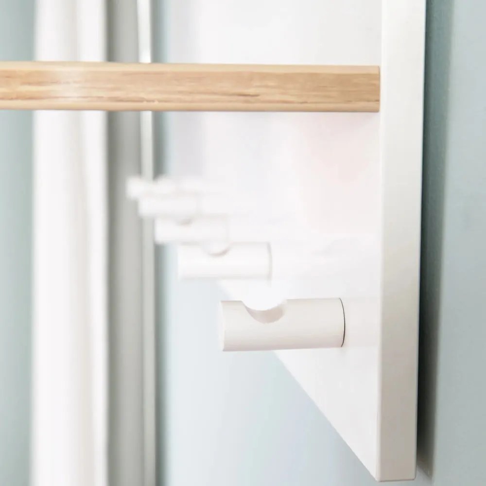 Fehér-natúr színű fali gyerek fogas tölgyfa dekorral Ava – Roba