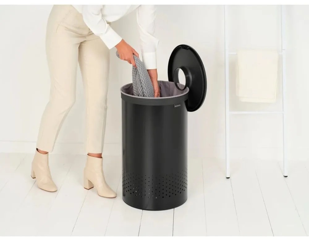 Matt fekete fém szennyeskosár 60 l – Brabantia