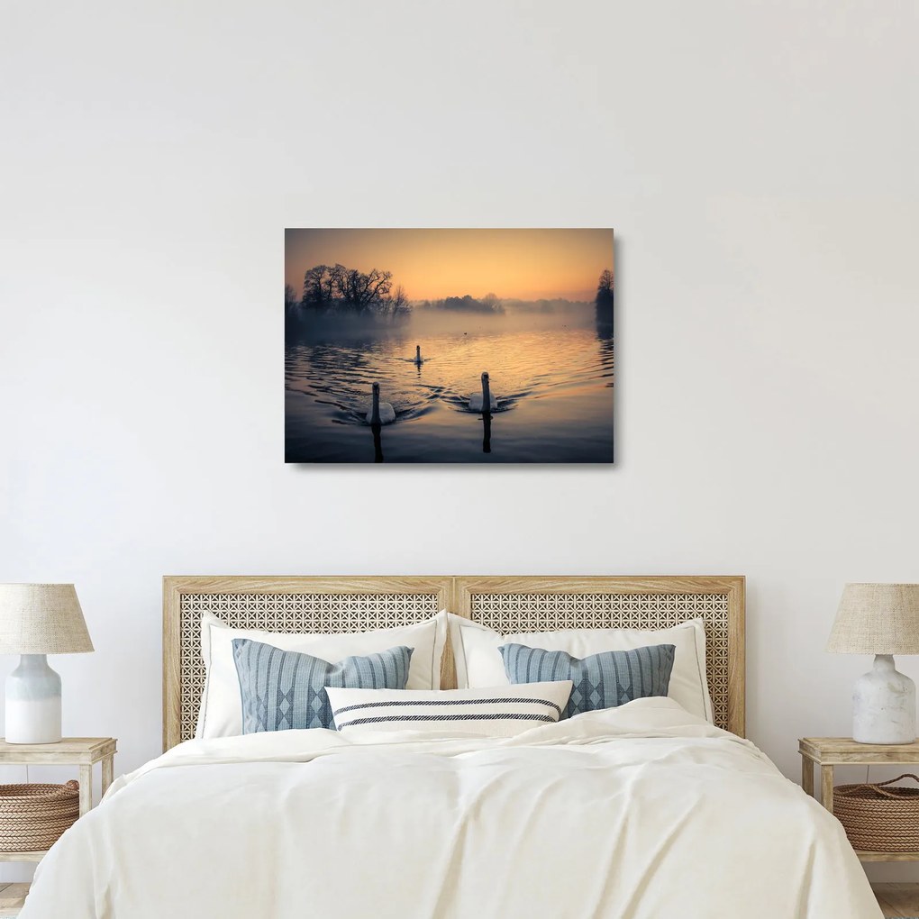 Hattyúk a vizen és a ködben képe (üvegen) (70x50 cm)