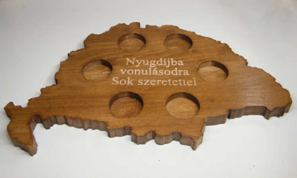 Feliratos ital vagy pálinka kínáló, faragott Nagy-Magyarország (dió színben), 6 db 0,5dl-es ón címeres pohárral
