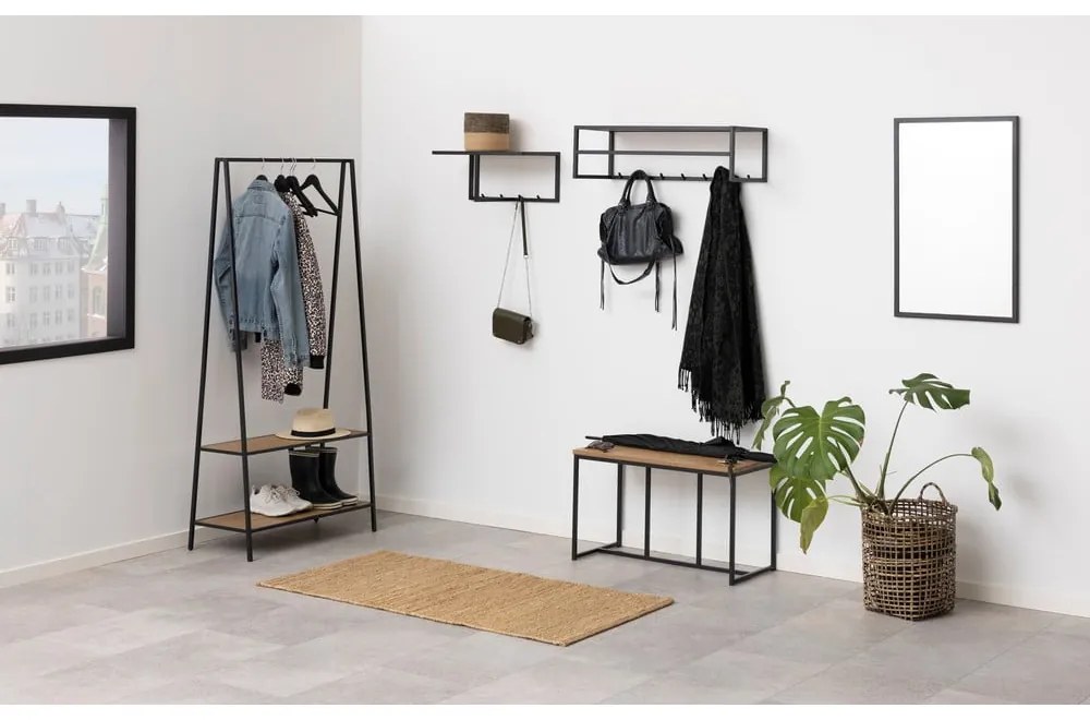 Fekete-natúr színű fali fogas tölgyfa dekorral, polccal Seaford – Actona