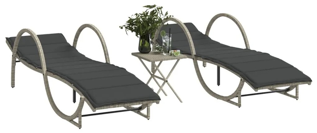 2 db világosszürke polyrattan napozóágy asztallal