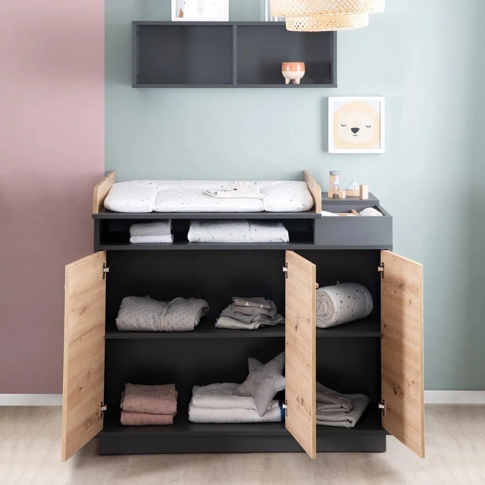 Antracitszürke-natúr színű alacsony gyerek komód pelenkázó feltéttel tölgyfa dekorral 118x103 cm Lenn – Roba