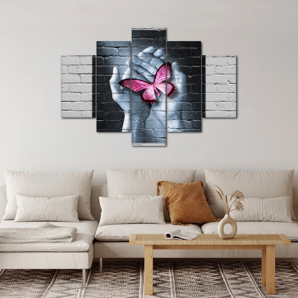 Kép - Rózsaszín pillangó a falon (150x105 cm)