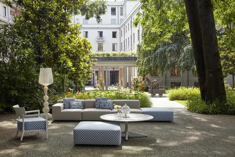 Kartell Liberty dizájner kerti kanapé OBI CHECK puffal – stílus és kényelem a teraszon szín: zsályaszínű