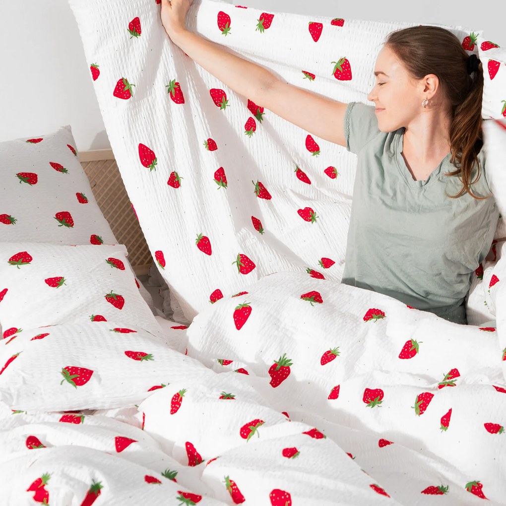 Goldea krepp ágyneműhuzat - friss szamócák 150 x 200 és 50 x 60 cm