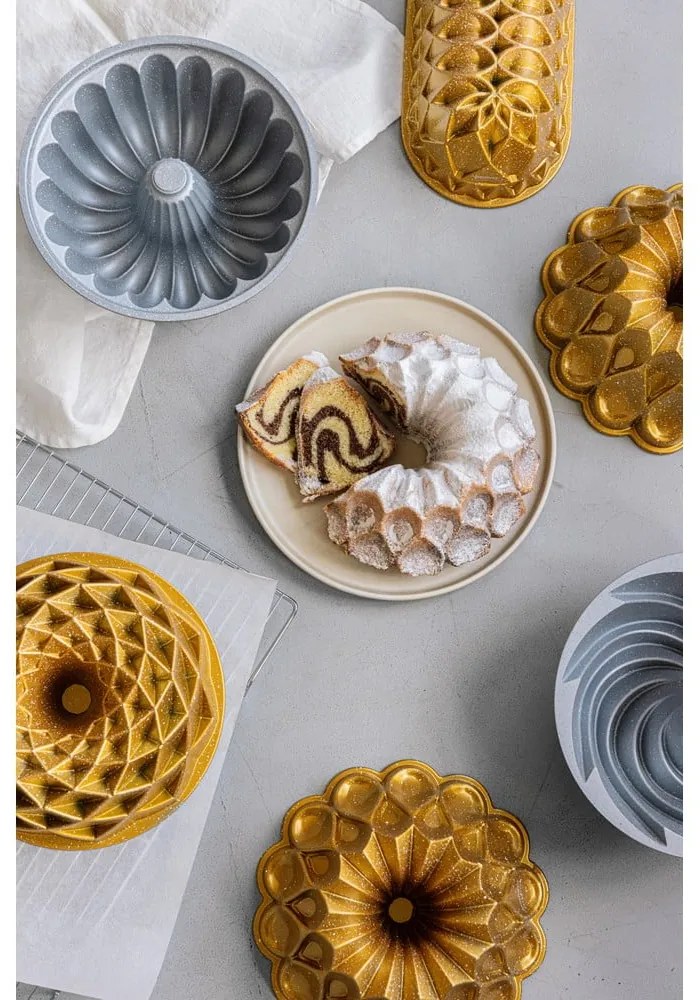 Majestice aranyszínű sütőforma öntött alumíniumból - Bonami Selection