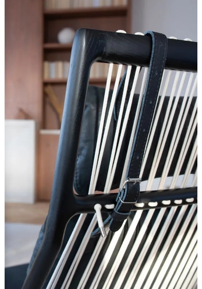 Dedo fotel tömör tölgyfa konstrukcióval, fekete bivalybőr ülőpárnával - Gazzda