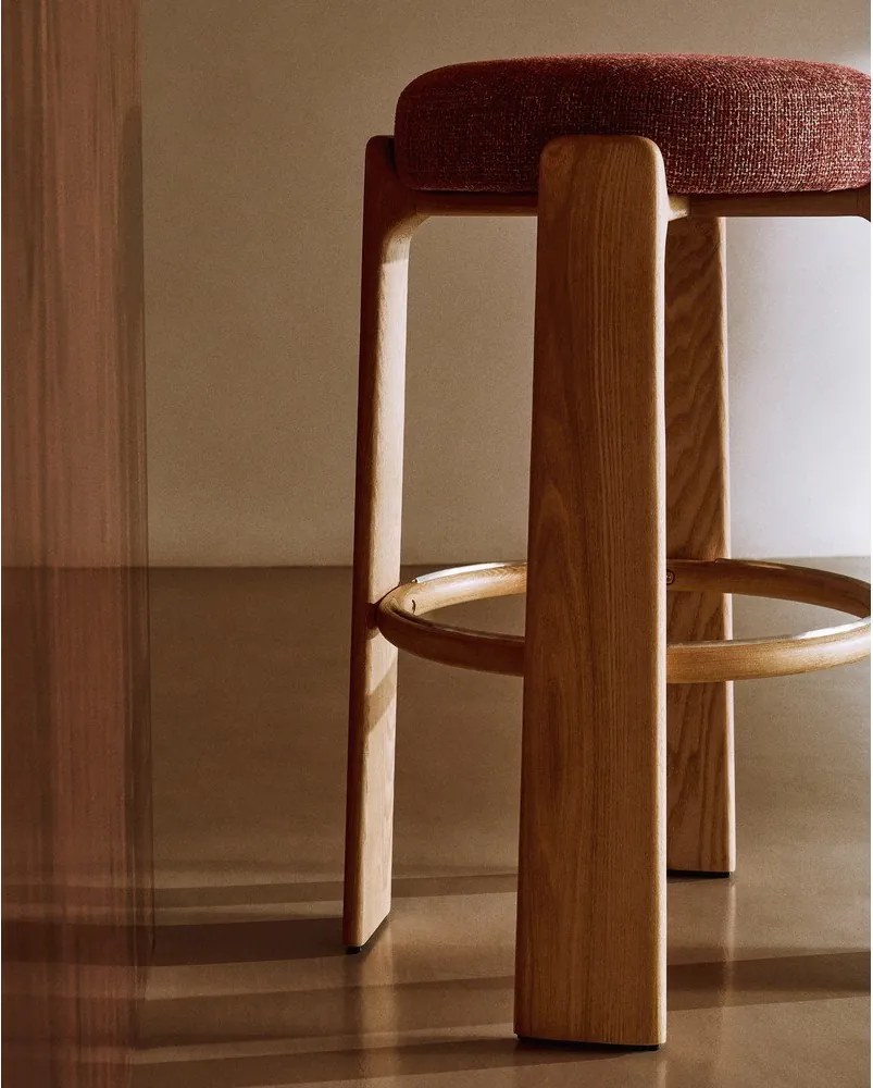 Terrakotta színű-sötét natúr színű kőrisfa bárszék (ülésmagasság 75 cm) Granite – Kave Home