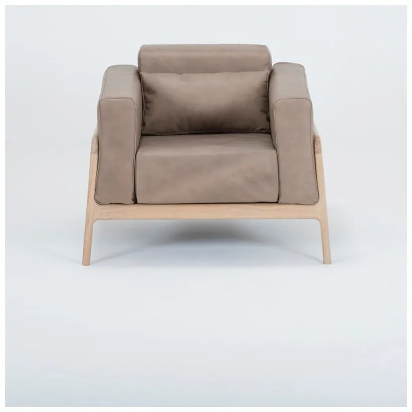 Fawn fotel tömör tölgyfa konstrukcióból világosbarna bivalybőr ülőpárnával - Gazzda