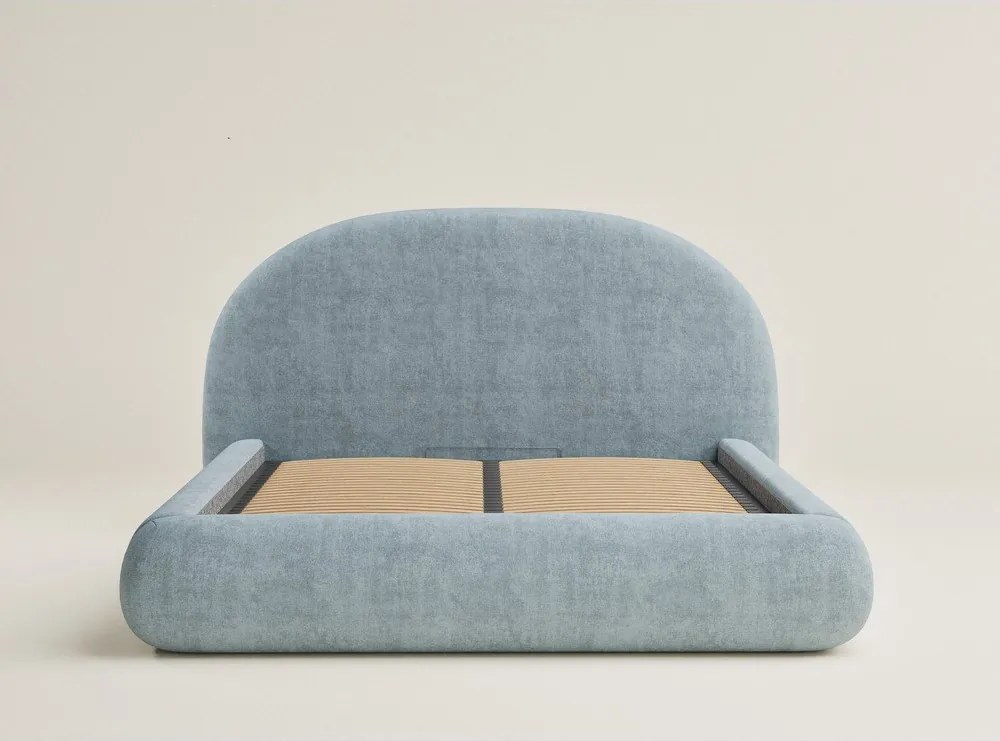 Világoskék kárpitozott ágyneműtartós franciaágy ágyráccsal 160x200 cm Maumere – Maison de Rêve