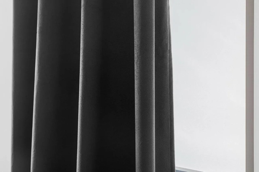 Sötétszürke fényzáró függöny VELVET 140x250 cm Felfüggesztés: Fém gyűrűk
