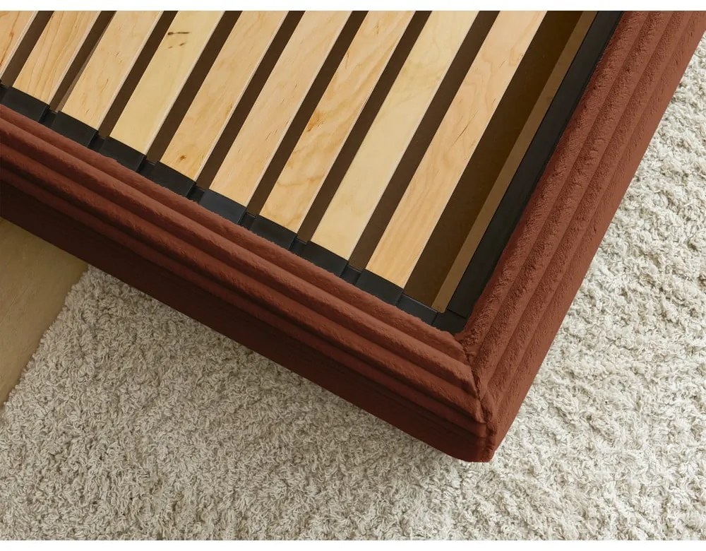 Téglavörös kárpitozott ágyneműtartós franciaágy ágyráccsal 160x200 cm Jade – Bobochic Paris