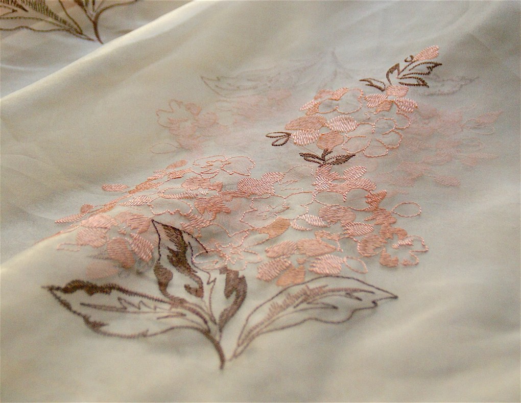 Hímzett függöny 9823 C.03 280cm magas