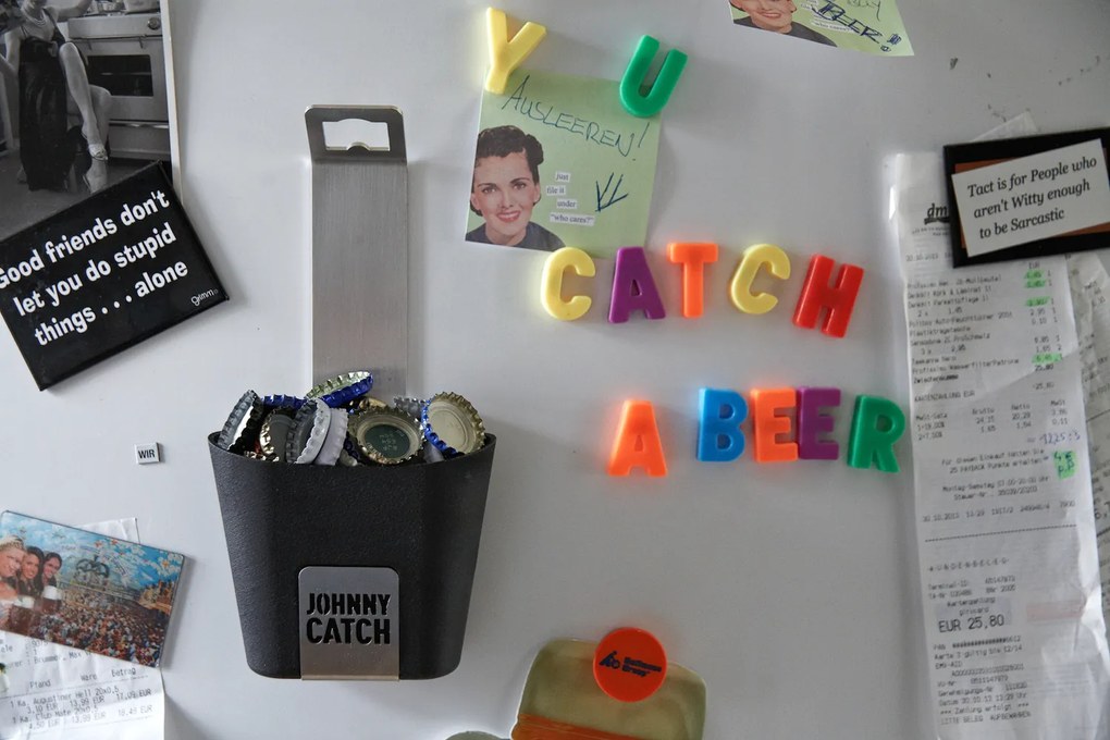 Nástěnný otvírák s kapsou na víčka JOHNNY CATCH CUP - Höfats