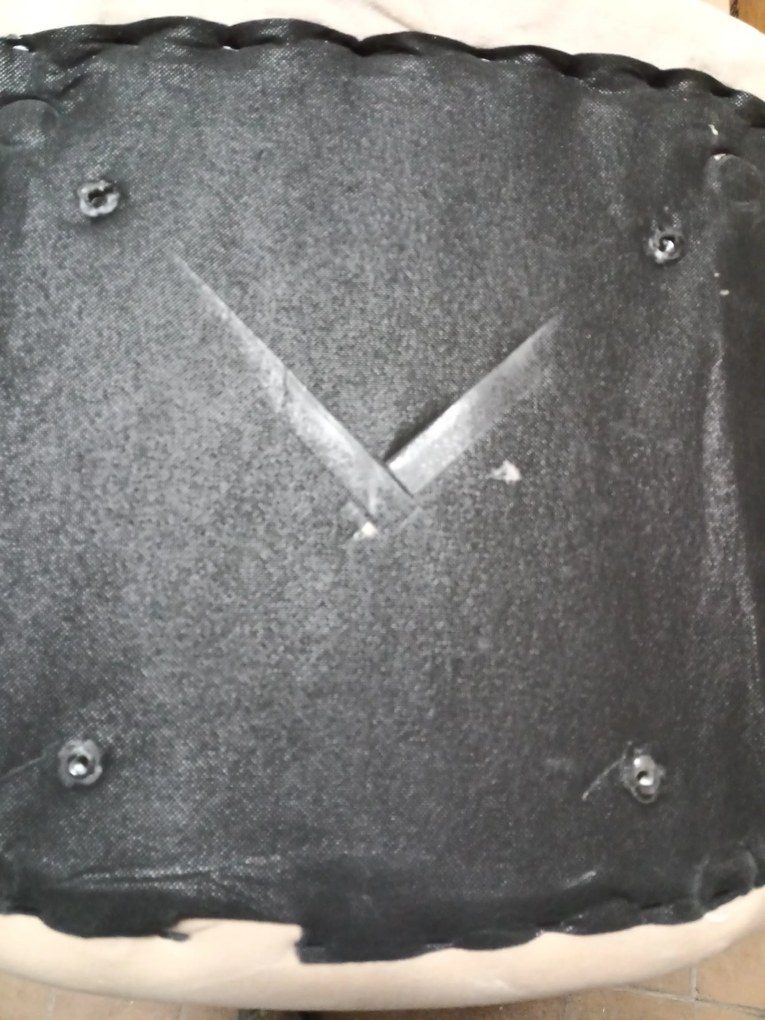 AKCIÓ Bézs bársony szék BERA fekete lábakkal II. osztály