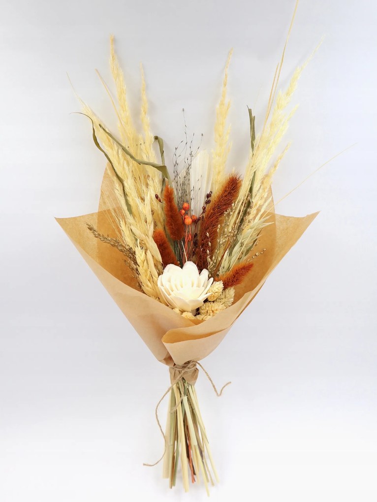 Szárított virágokból és fűből készült vázacsokor