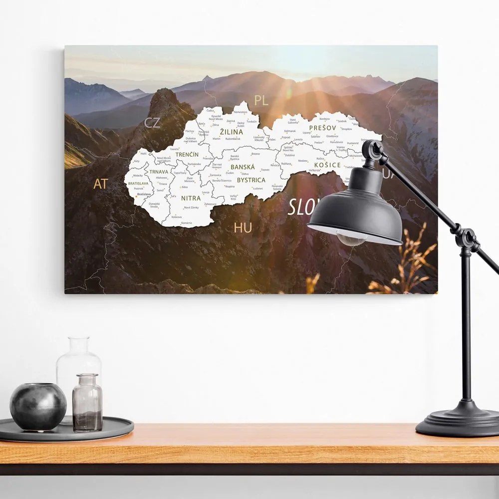 Parafa kép Szlovákia térképe hegyek hátterével
