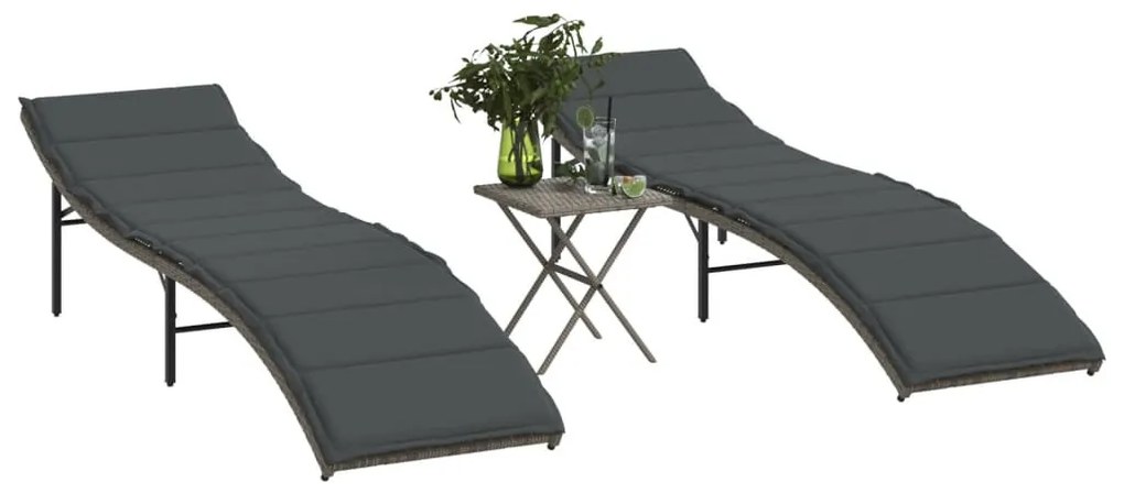 2 db szürke polyrattan napozóágy asztallal