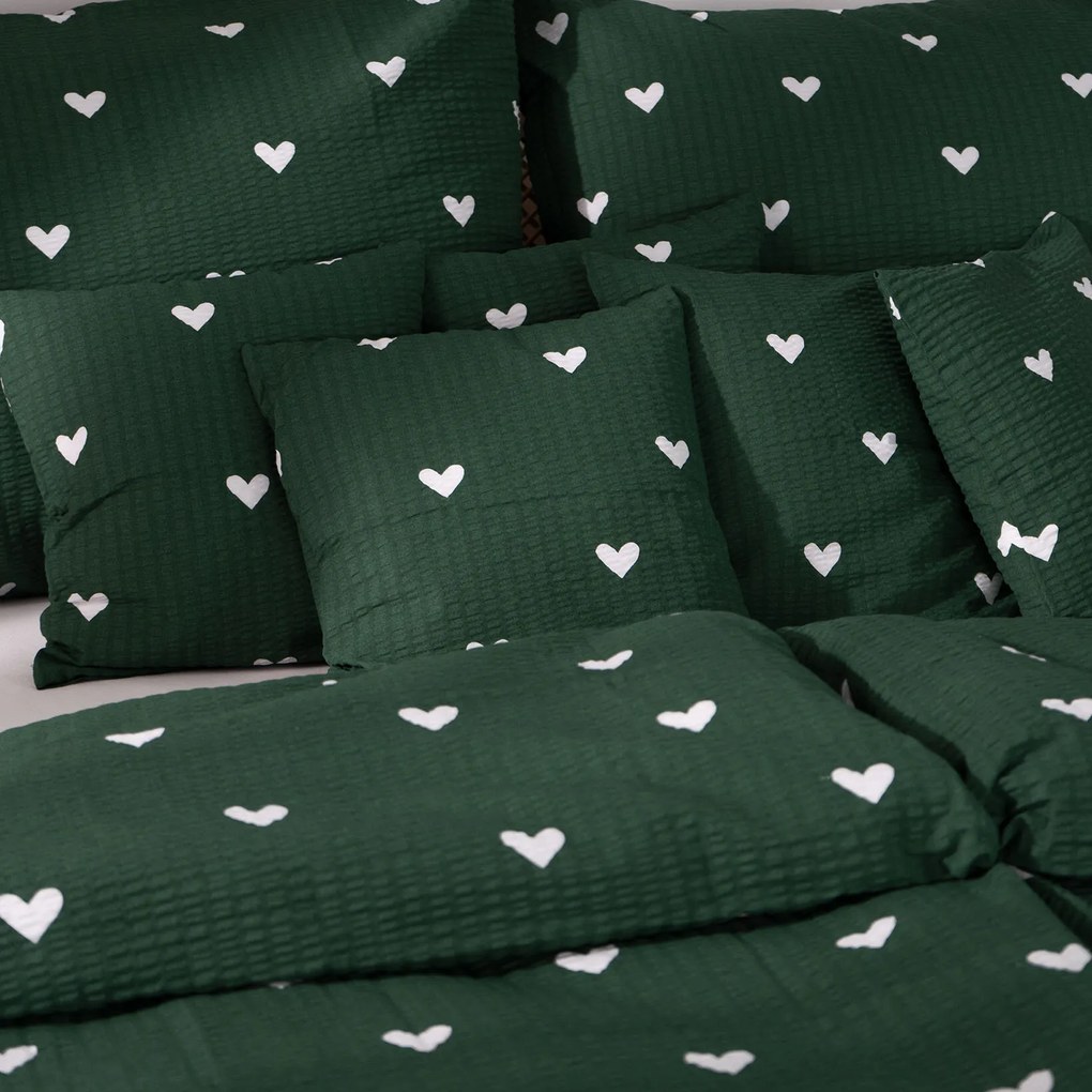 Goldea krepp ágyneműhuzat - szívecskék, sötétzöld alapon 140 x 200 és 70 x 90 cm