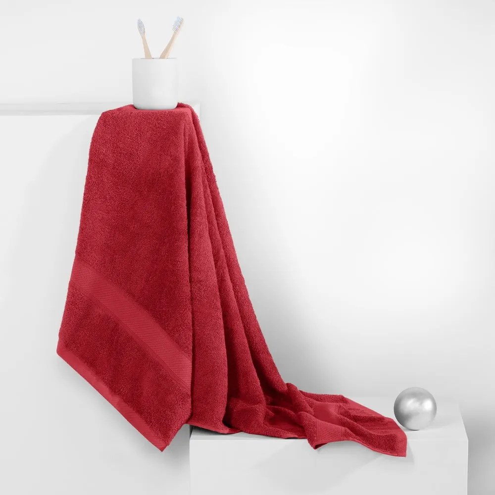 Bamby Red piros fürdőlepedő, 70 x 140 cm - DecoKing