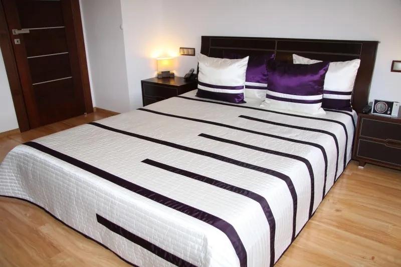 Luxus bézs ágytakaró, lila csíkokkal Szélesség: 200 cm | Hossz: 220 cm 2buc 50x60