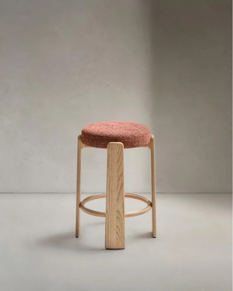 Terrakotta színű-sötét natúr színű kőrisfa bárszék (ülésmagasság 75 cm) Granite – Kave Home