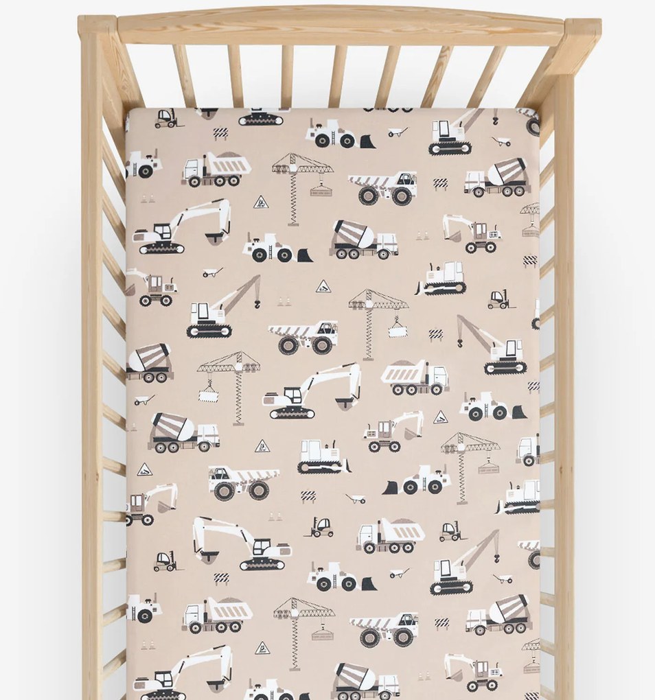 Goldea gyerek körgumis pamut lepedő kiságyba - teherautók és markolók bézs alapon 60 x 120 cm