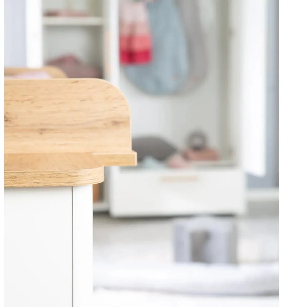 Fehér alacsony gyerek komód pelenkázó feltéttel tölgyfa dekorral 119x100 cm Ava – Roba