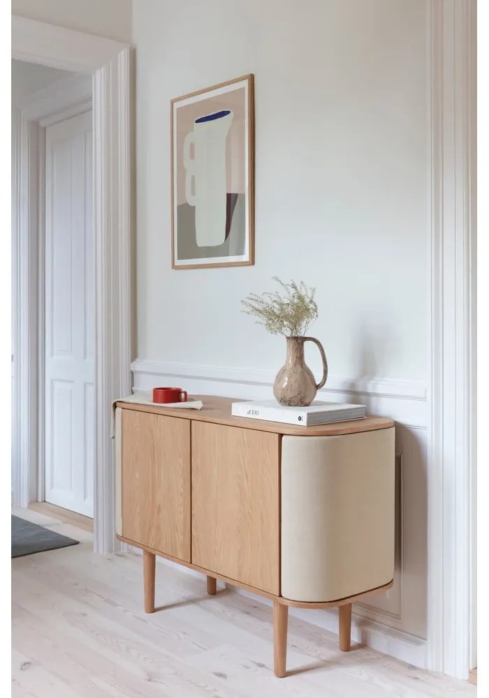 Bézs-natúr színű alacsony komód tölgyfa dekorral 109x75 cm Treasures – UMAGE