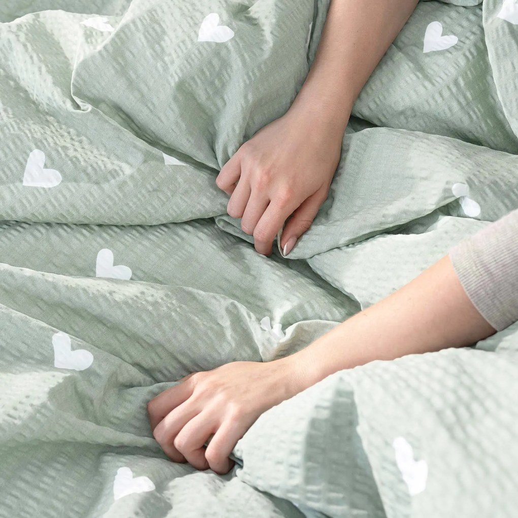 Goldea krepp ágyneműhuzat - szívecskék, zsálya színű alapon 140 x 200 és 70 x 90 cm