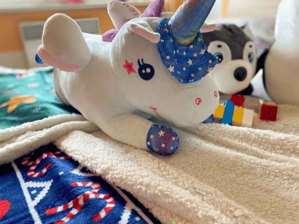 Plüss EGYSZARVÚ kék babatakaróval belül