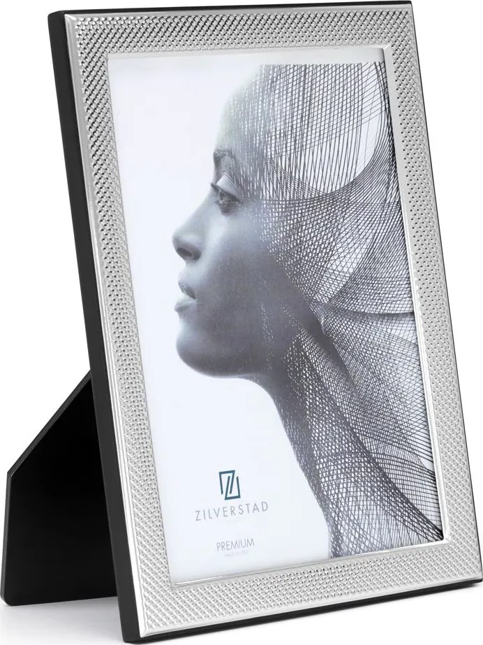 Klasszikus képkeret ezüstözött fa hátlap díszítéssel 13x18 cm