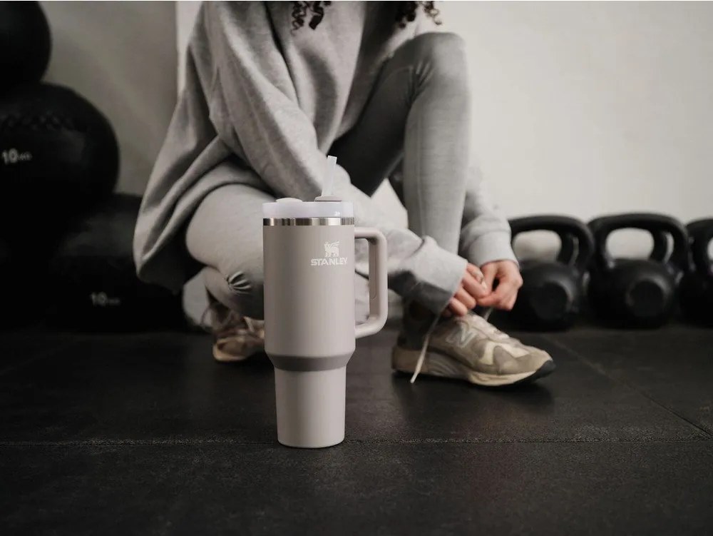 Világosszürke rozsdamentes acél termosz szívószállal 890 ml Quencher H2.O FlowState™ Tumbler Ash – Stanley