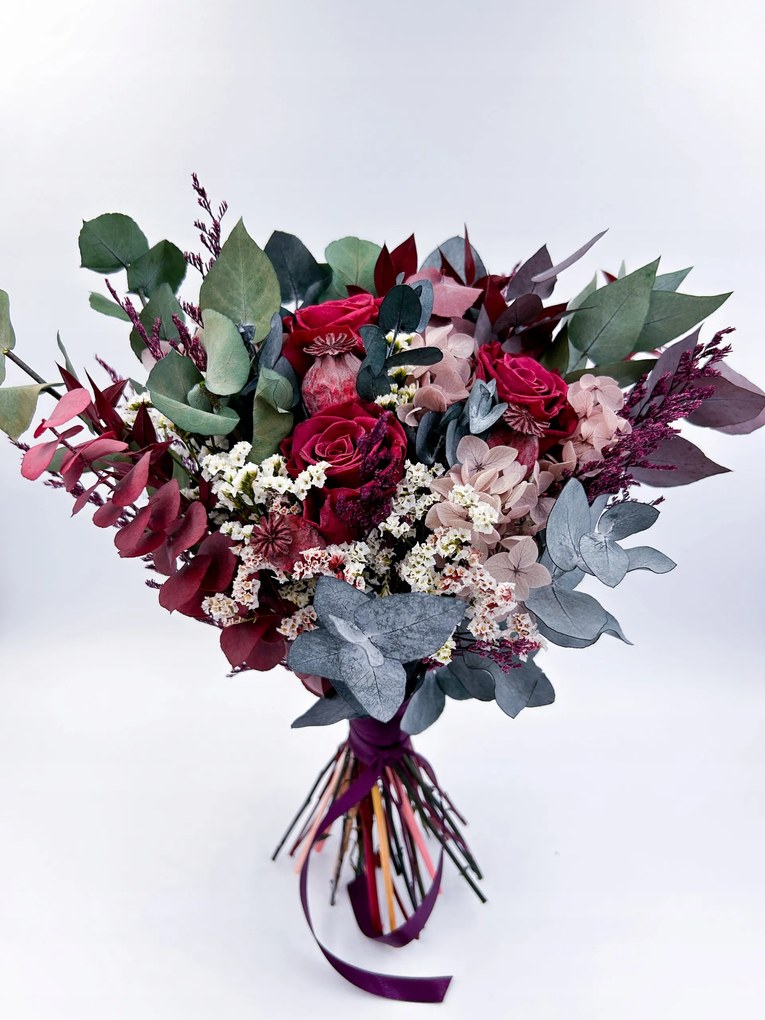 Stabilizált virágokból készült menyasszonyi csokor