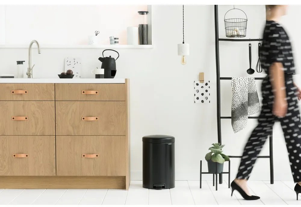 Matt fekete acél pedálos szemetes 20 l NewIcon – Brabantia