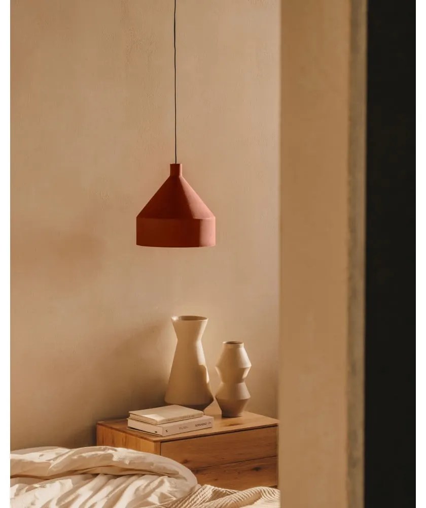 Terrakotta színű függőlámpa fém búrával ø 30 cm Peralta – Kave Home