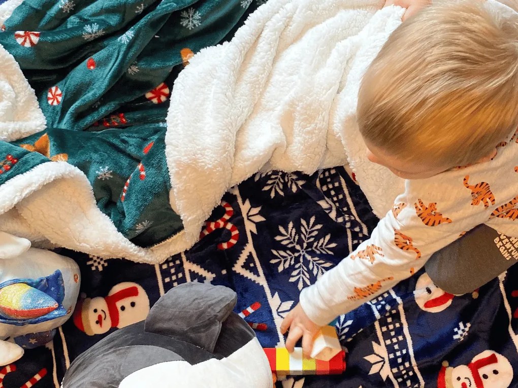 SNOWMAN AND GINGERBREAD karácsonyi sötétzöld mikroplüss báránytakaró Méret: 200 x 220 cm